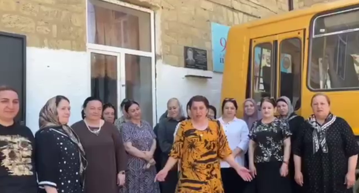 Кадр видеообращения коллектива школы поселка Красноармейский в Дагестане. Фото: Штаб Дагестана / Telegram-канал Кадр видеообращения коллектива школы поселка Красноармейский в Дагестане. Фото: Штаб Дагестана / Telegram-канал