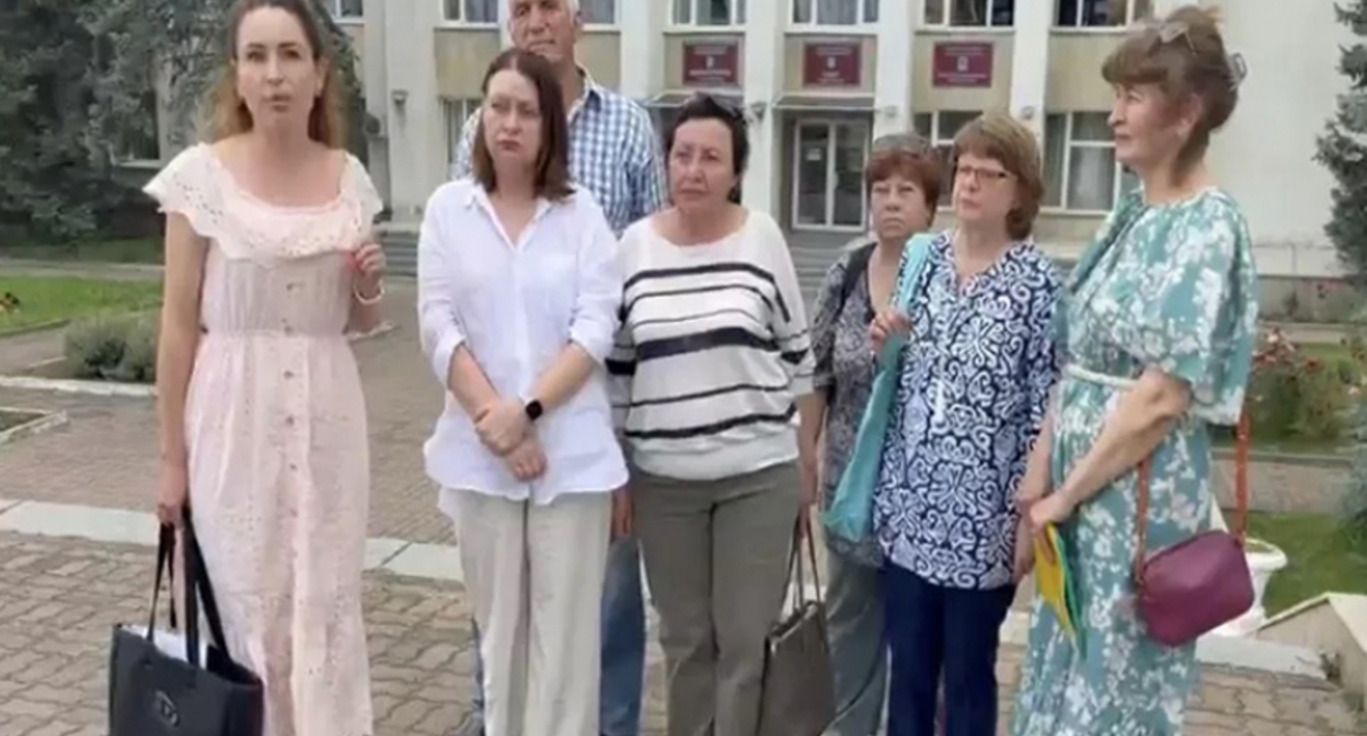 Кадр видеообращения жителей Лермонтова против проекта администрации города по застраиванию зеленой зоны. Фото: Блокнот-Ставрополь / ВКонтакте Кадр видеообращения жителей Лермонтова против проекта администрации города по застраиванию зеленой зоны. Фото: Блокнот-Ставрополь / ВКонтакте