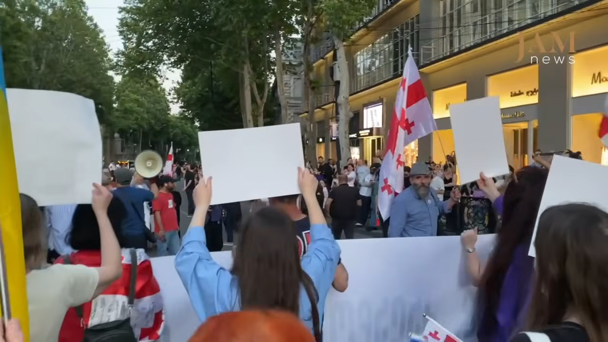 Акция протеста в Тбилиси. Кадр из видео https://www.youtube.com/watch?v=vK-H6h6AV_w Акция протеста в Тбилиси. Кадр из видео https://www.youtube.com/watch?v=vK-H6h6AV_w