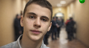 Роман Мурдиев. Фото https://chechombudsman.ru, иллюстрация создана "Кавказским узлом" при помощи ИИ в программе Copilot
