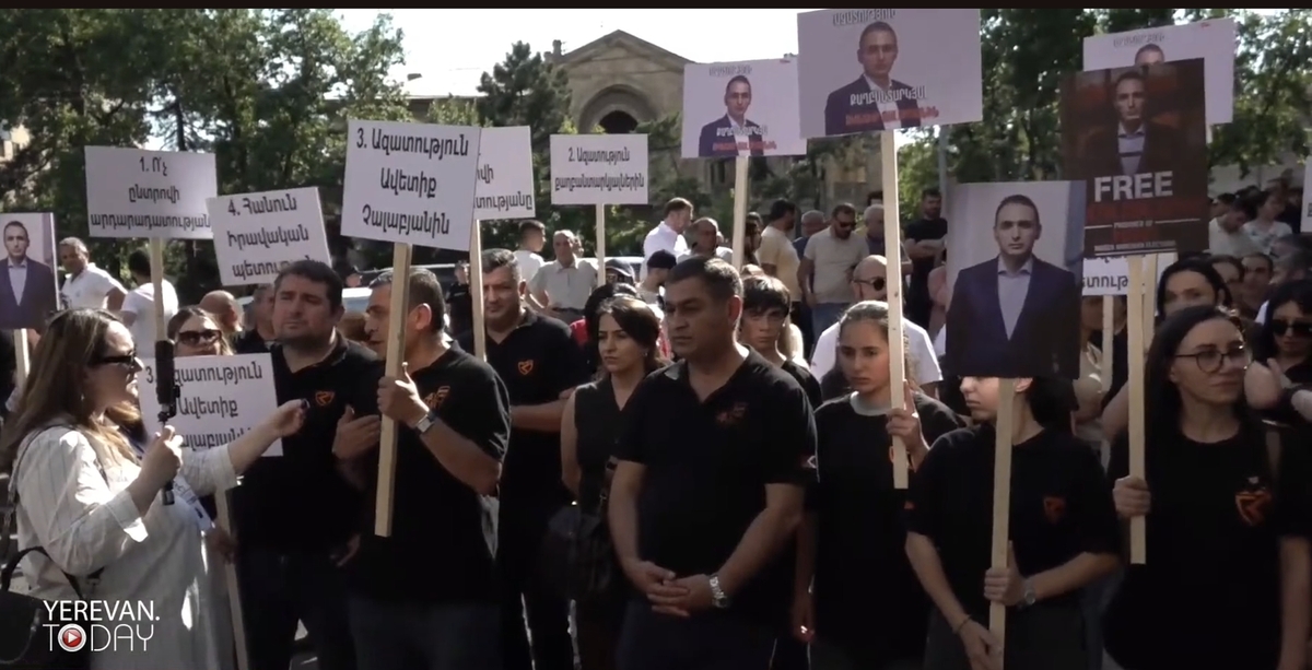 Участники акции протеста у Конституционного суда Армении. Кадр трансляции Yerevan Today Live / YouTube