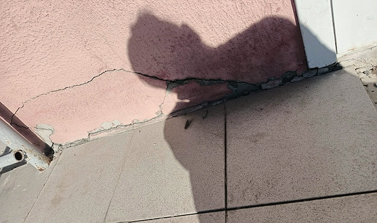Трещина в стене дома. Скриншот изображения на странице https://vk.com/wall-62316332_12837 