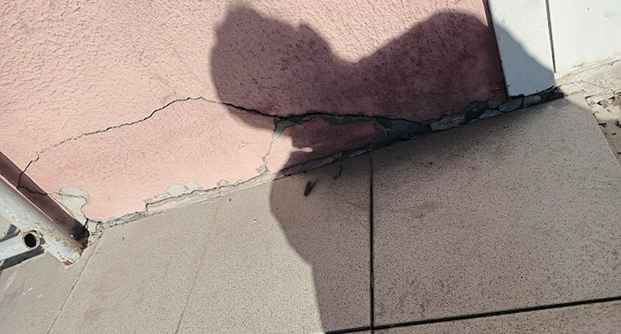 Трещина в стене дома. Скриншот изображения на странице https://vk.com/wall-62316332_12837 
