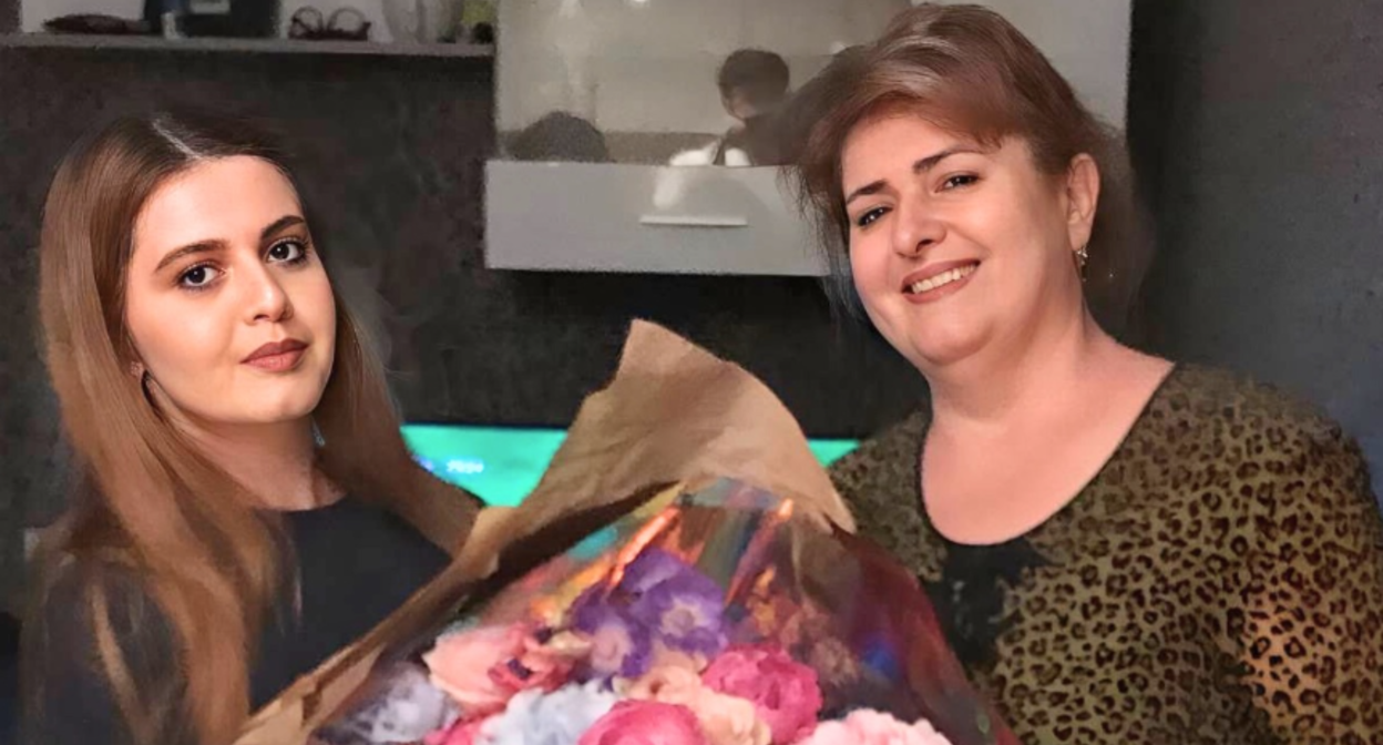 Алия Янгулбаева (слева) и Заарема Мусаева. Скриншот фото "Даптар" от 23.06.26, https://daptar.org/2026/06/23/naiti-podkhod-k-ramzanu-kadyrovu-pochemu-doch-zaklyuchennoi-zaremy-musaevoi-obratilas-k-docheri-glavy-chechni/