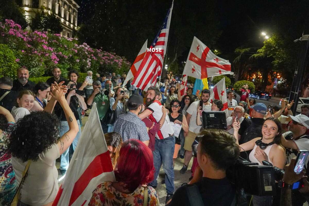 Кадр протестующие на проспекте Руставели в Тбилиси в 581-й день непрерывных протестов. Фото: MO SE / Facebook