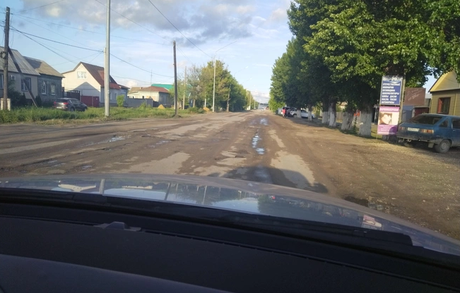 Кадр разбитых дорог в поселке "Красный Яр" в Волгоградской области. Фото: V1.ru. / https://v1.ru/text/transport/2026/07/01/76509075/