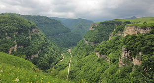 Тызыльская теснина, Эльбрусский район в Кабардино-Балкарии. Фото: Олег Мар. https://ru.wikipedia.org/