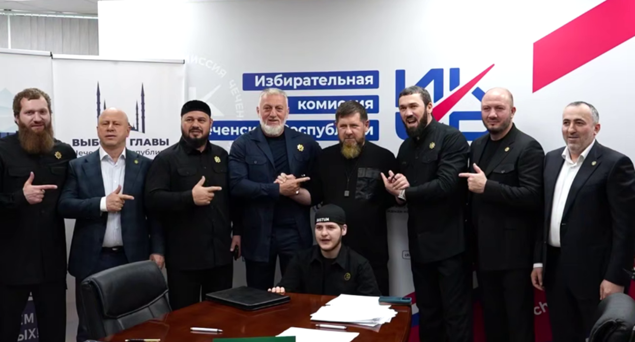 Рамзан Кадыров и чеченские чиновники в избиркоме республики. Стоп-кадр видео из Telegram-канала Рамзана Кадырова от 08.07.26, https://t.me/RKadyrov_95/6719 