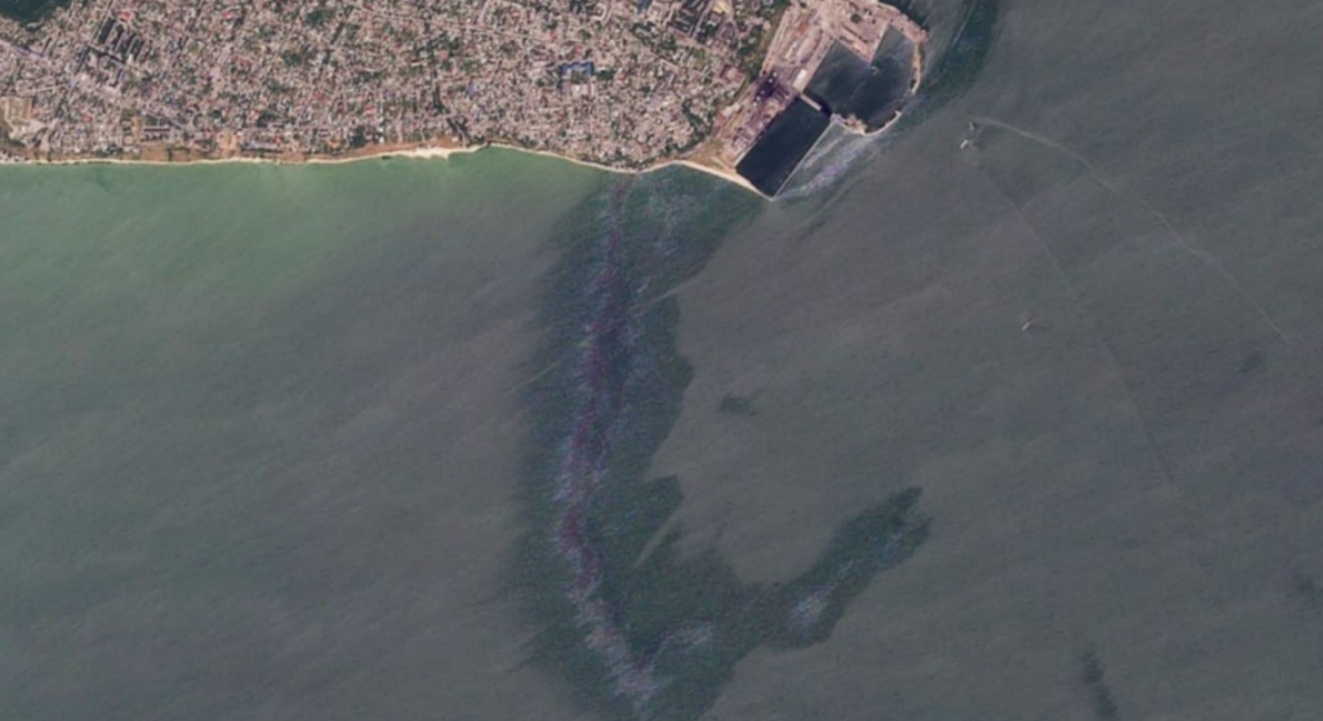 Нефтяная пленка близ Таганрога. Скриншот фото Sky Eye от 11.07.26, https://t.me/greensatru/220. Нефтяная пленка близ Таганрога. Скриншот фото Sky Eye от 11.07.26, https://t.me/greensatru/220.