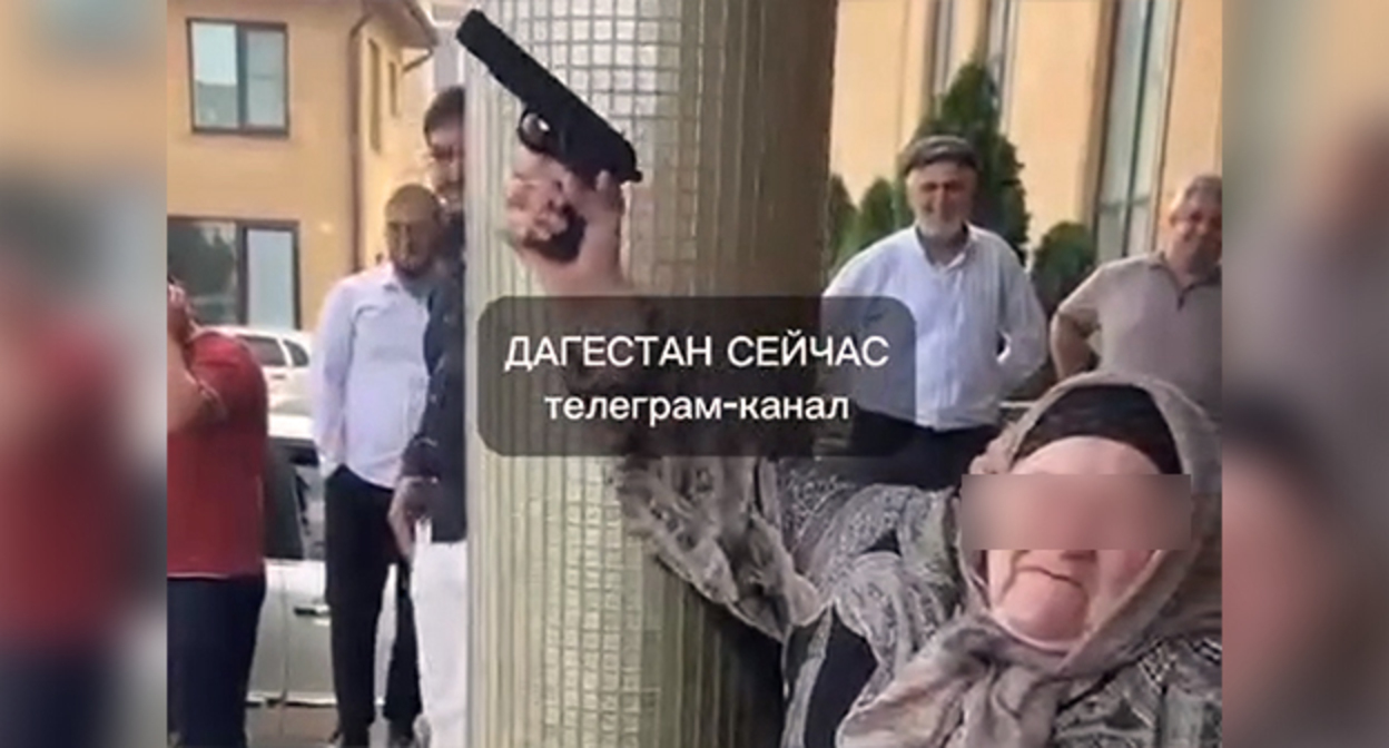 Пожилая жительница Хасавюрта производит выстрел из пистолета во время свадьбы. Кадр из видео https://www.instagram.com/p/DapuiBgM6xA (деятельность компании Meta (владеет Facebook, Instagram и WhatsApp) запрещена в России) Пожилая жительница Хасавюрта производит выстрел из пистолета во время свадьбы. Кадр из видео https://www.instagram.com/p/DapuiBgM6xA (деятельность компании Meta (владеет Facebook, Instagram и WhatsApp) запрещена в России)