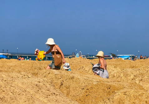 Туристы пробираются среди куч песка на пляж в Витязево. Скриншот фото Андрея Маковозова от 19.07.26, https://t.me/makovozovy/64553 Туристы пробираются среди куч песка на пляж в Витязево. Скриншот фото Андрея Маковозова от 19.07.26, https://t.me/makovozovy/64553