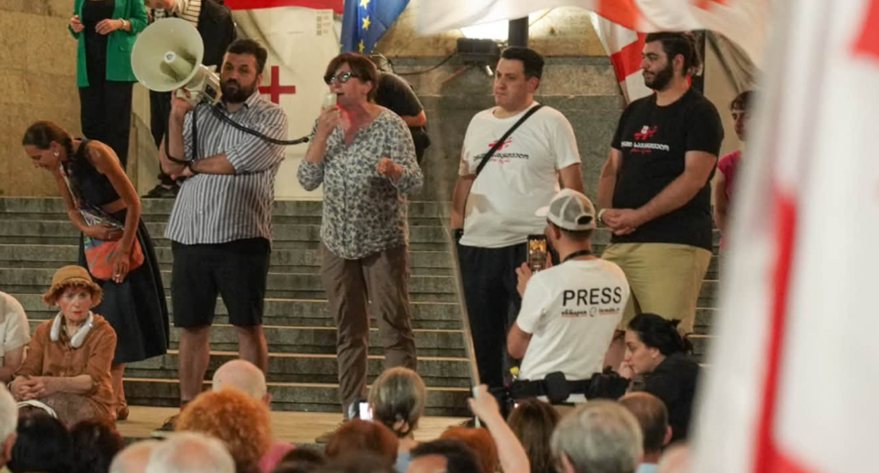 Протестная акция у парламента Грузии. Скриншот фото Mo Se от 22.07.26, https://www.facebook.com/photo/?fbid=4378817919099613&set=pcb.4378819872432751 (деятельность компании Meta, владеющей соцсетью, запрещена в России)