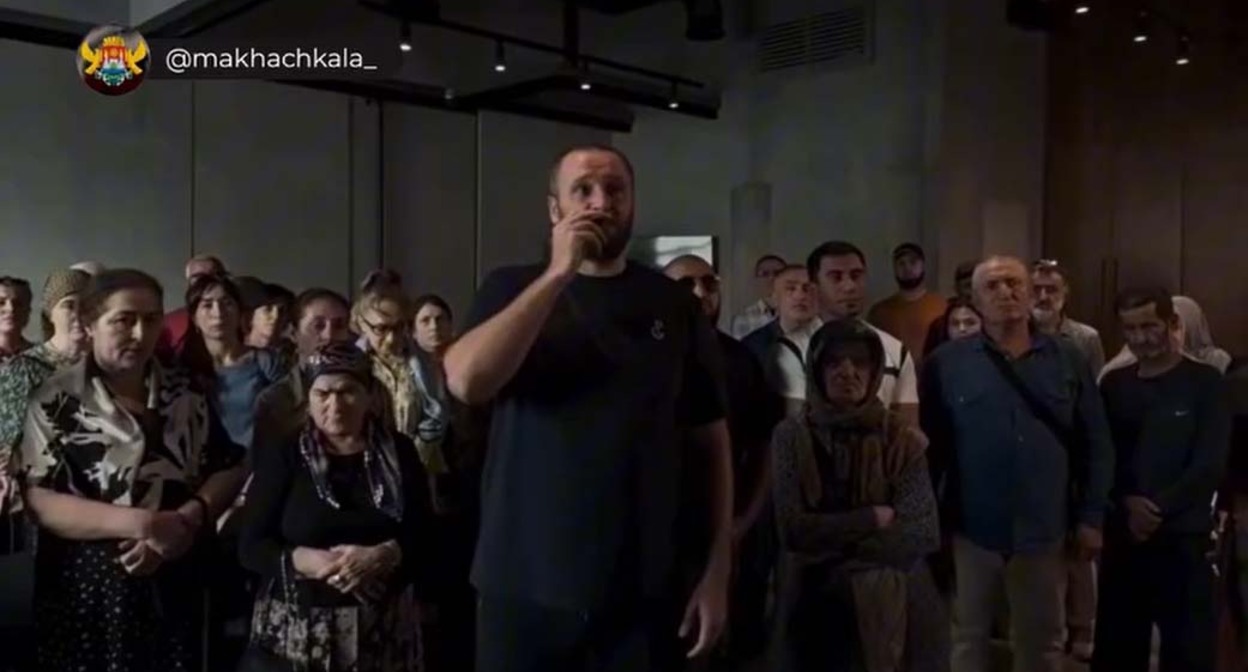 Дольщики "АР Групп" записывают видеообращение к Путину. Кадр из видео https://www.instagram.com/p/DbWErwsgfhK (деятельность компании Meta (владеет Facebook, Instagram и WhatsApp) запрещена в России)