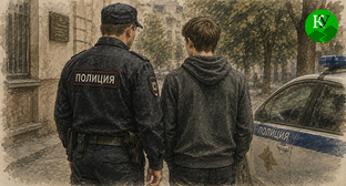 Молодой человек стоит рядом с сотрудником полиции. Иллюстрация создана "Кавказским узлом" при помощи ИИ в программе Copilot