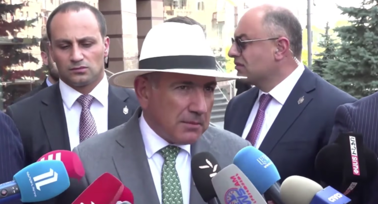 Пашинян отвечает на вопросы журналистов. Стоп-кадр видео News.Am от 29.07.26, https://www.youtube.com/watch?v=jy-0V35KSjQ&t=186s Пашинян отвечает на вопросы журналистов. Стоп-кадр видео News.Am от 29.07.26, https://www.youtube.com/watch?v=jy-0V35KSjQ&t=186s