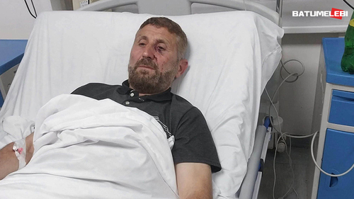 Кадр в Ахалцихе во дворе дома своего отца был избит имам местной мечети Шевкет Двалидзе. Фото: Батумелеби / https://batumelebi.netgazeti.ge/news/629810/