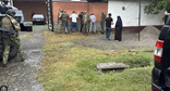 Сотрудники правоохранительных органов задерживают подозреваемых. 31 июля 2026 г. Скриншот видео https://t.me/mvdri/10800