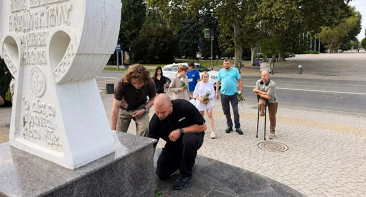 Возложение цветов в память о погибших в Архипо-Осиповке. Фото: администрация Краснодарского края в МАХ Возложение цветов в память о погибших в Архипо-Осиповке. Фото: администрация Краснодарского края в МАХ