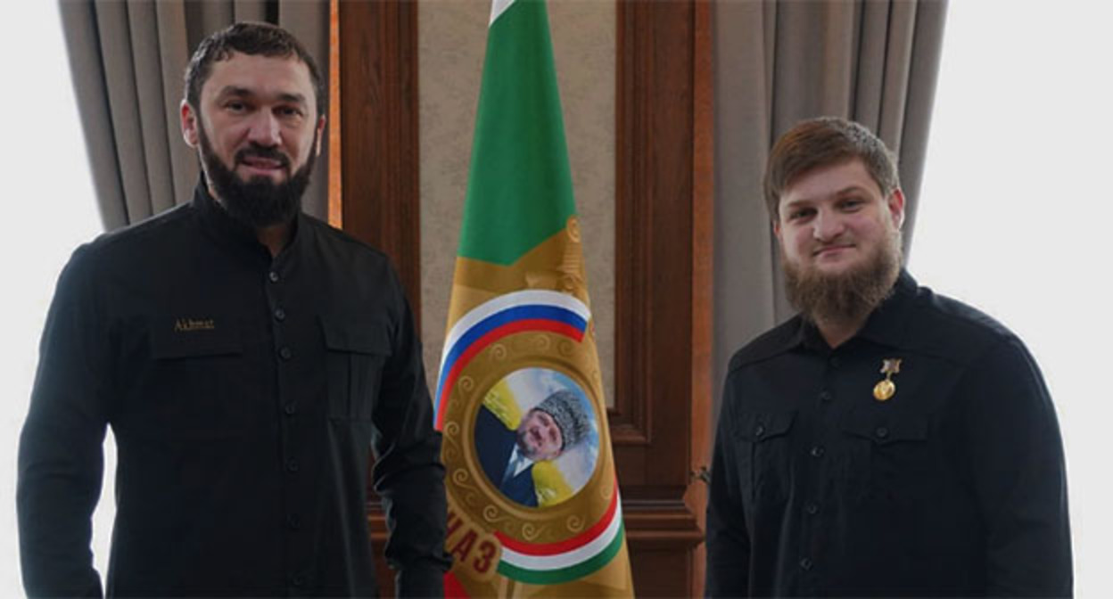 Магомед Даудов и Ахмат Кадыров (cправа) во время награждения. Фото: MDaudov_95 / Telegram