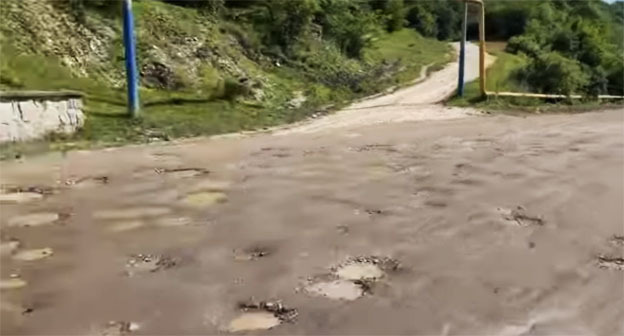 Дорога от Лечинкая до Нижнего Чегема. Скриншот видео https://www.instagram.com/_07_kbr/reel/DaSnbMlAm-H принадлежит компании Meta деятельность которой запрещена в России