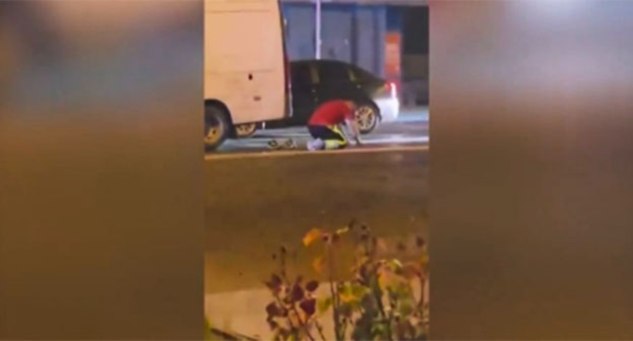Дорожный рабочий во время намаза в Астрахани. 27 августа 2026 г. Скриншот видео https://t.me/astrakhansu/47017
