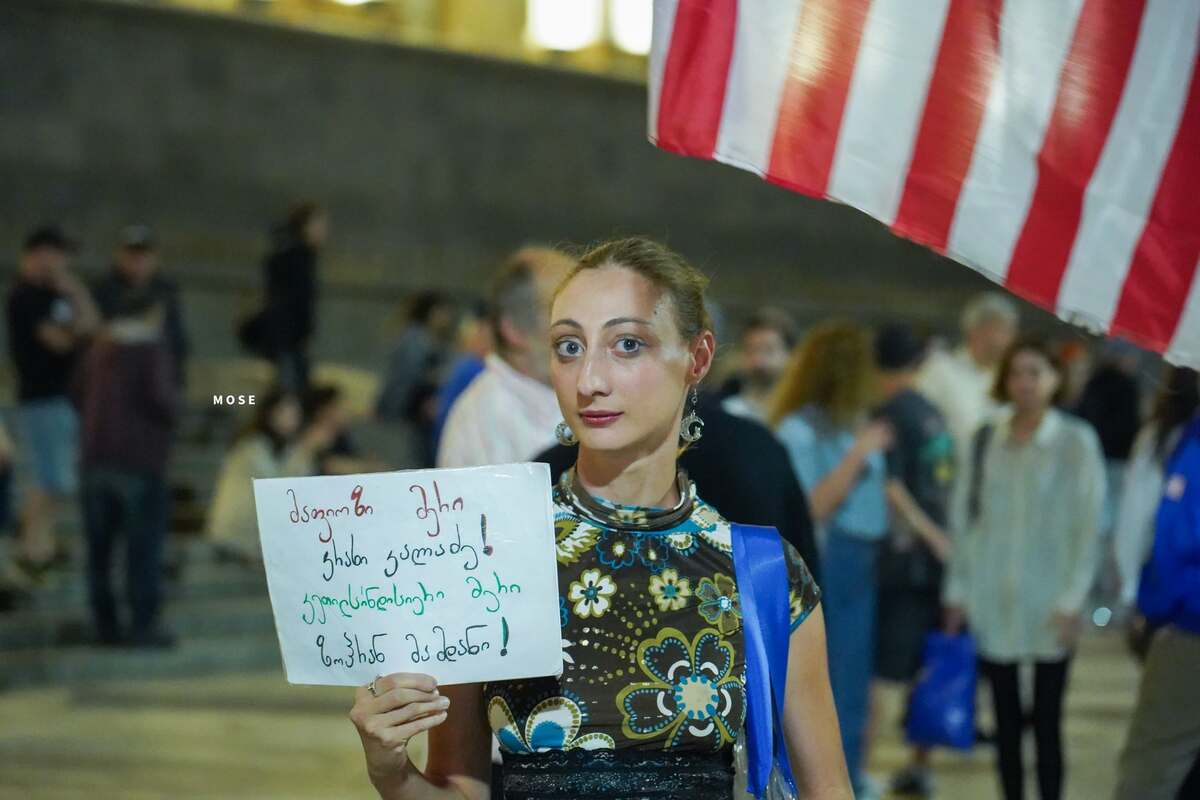 Участники непрерывных протестов в Тбилиси в 642-й день. Надпись на плакате: "Мафиозный мэр Кахи Каладзе", Фото: MO SE / Facebook