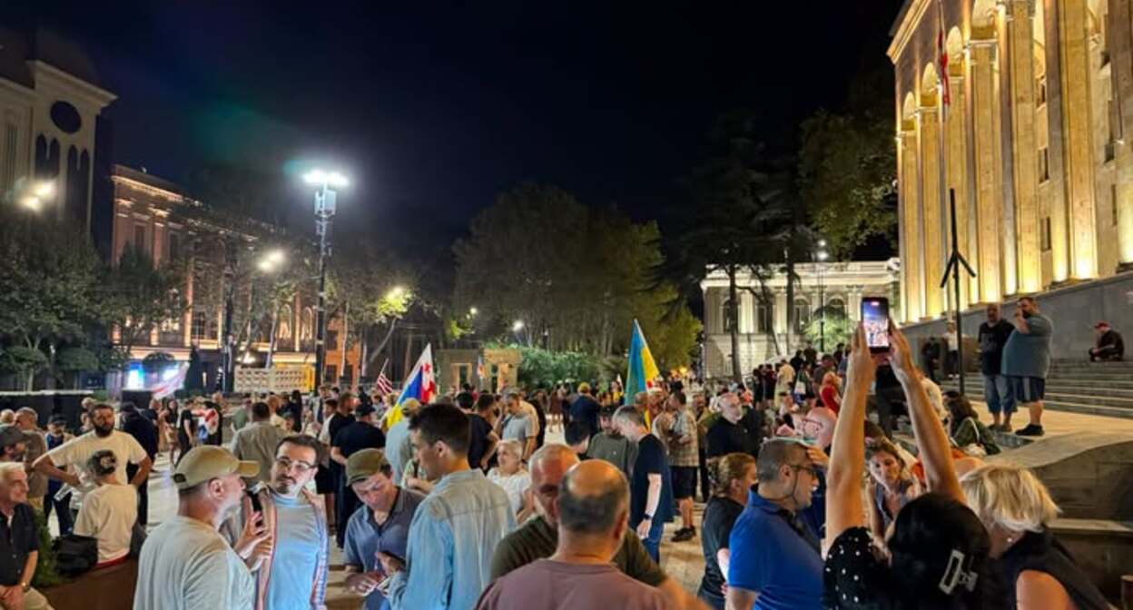 Сторонники евроинтеграции в Тбилиси в 646-й день непрерывных протестов. 4 сентября 2026 г. David Chkheidze/ Facebook - принадлежит компании Meta деятельность которой запрещена в России Сторонники евроинтеграции в Тбилиси в 646-й день непрерывных протестов. 4 сентября 2026 г. David Chkheidze/ Facebook - принадлежит компании Meta деятельность которой запрещена в России