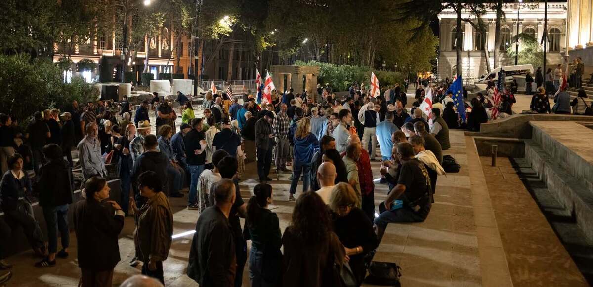 Протестующие у парламента Тбилиси. Фото: Mindia Gabadze / Publika Протестующие у парламента Тбилиси. Фото: Mindia Gabadze / Publika