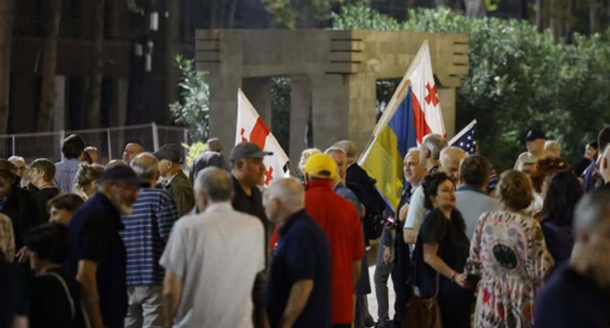 Протесты в Тбилиси 13.09.26, фото Publika? https://www.facebook.com/photo/?fbid=1868873444512197&set=a.715406393192247 (деятельность компании Meta, владеющей соцсетью, запрещена в России)