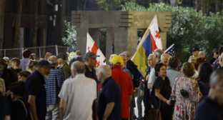Протесты в Тбилиси 13.09.26, фото Publika? https://www.facebook.com/photo/?fbid=1868873444512197&set=a.715406393192247 (деятельность компании Meta, владеющей соцсетью, запрещена в России)