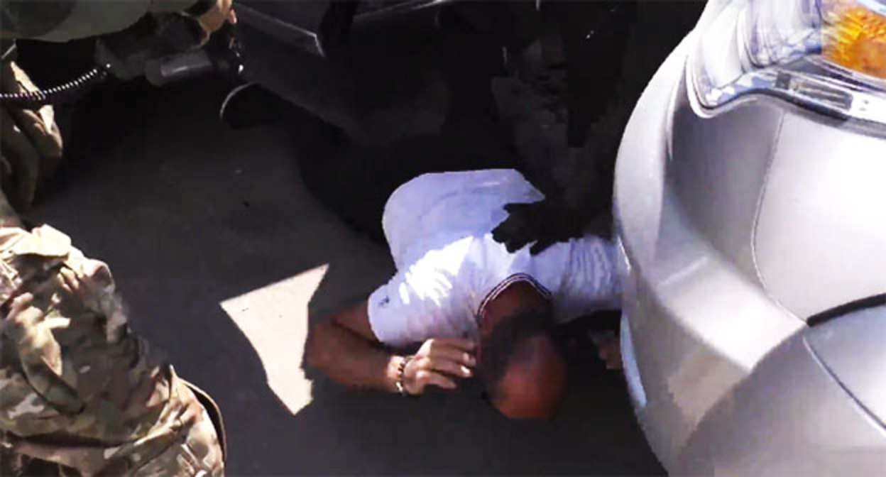 Сотрудники ФСБ задерживают подозреваемого. 14 сентября 2026 г. Скриншот видео ФСБ России Сотрудники ФСБ задерживают подозреваемого. 14 сентября 2026 г. Скриншот видео ФСБ России