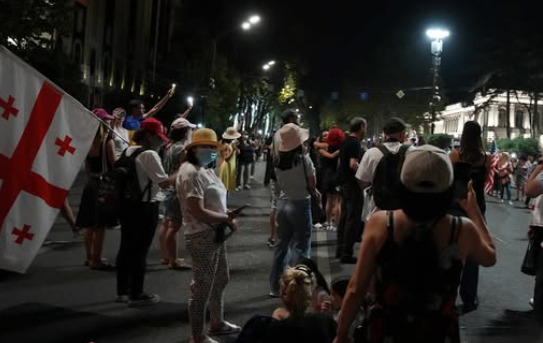 Акция протеста у парламента Грузии. Скриншот фото Publika, https://www.facebook.com/photo/?fbid=1537809054285306&set=a.715406393192247. Акция протеста у парламента Грузии. Скриншот фото Publika, https://www.facebook.com/photo/?fbid=1537809054285306&set=a.715406393192247.