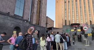 Очередь в Ереване. Стоп-кадр видео "Известий" от 20.09.26, https://t.me/izvestia/251758.