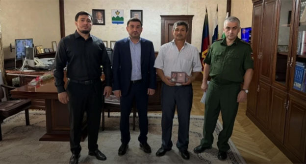 Передача наград родственникам убитых в боевых действиях на Украине. Скриншот https://golosstepi.ru/lenta-novostej/152471/?theme=light Передача наград родственникам убитых в боевых действиях на Украине. Скриншот https://golosstepi.ru/lenta-novostej/152471/?theme=light