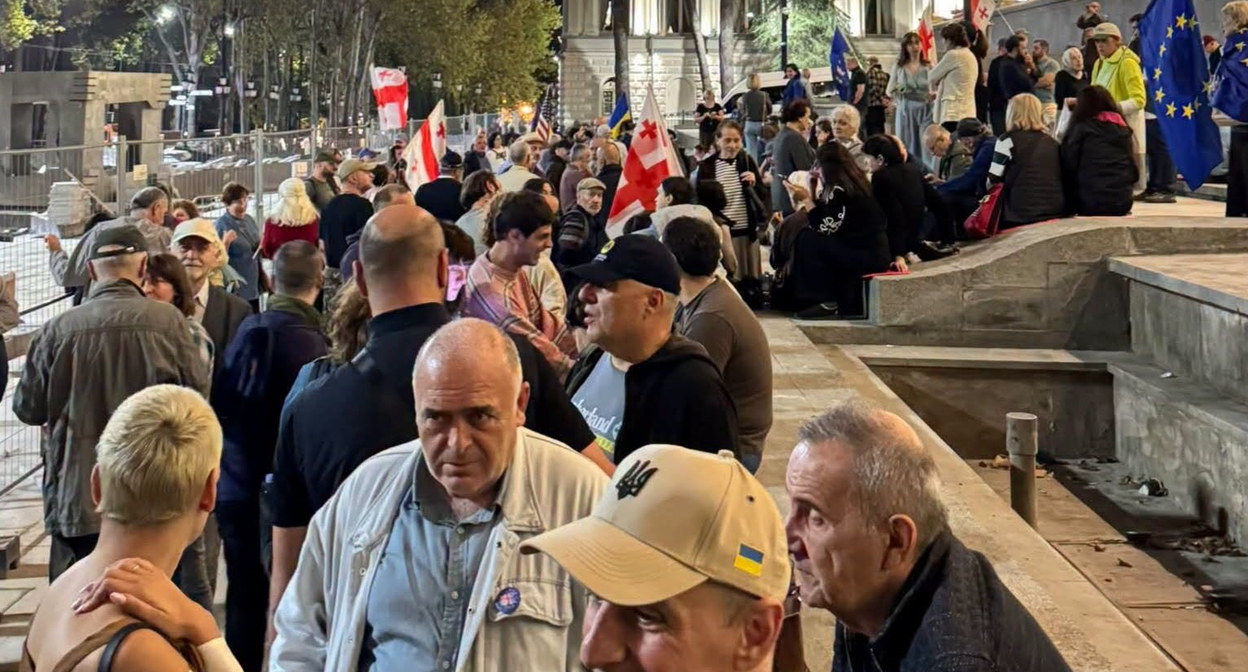 Участники акции протеста в 672-й день в Тбилиси. фото: Giorgi Mumladze / Facebook* Участники акции протеста в 672-й день в Тбилиси. фото: Giorgi Mumladze / Facebook*