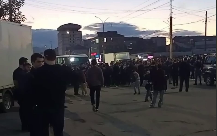 Жители перекрыли движение в Махачкале. Стоп-кадр видео "Спросите у Расула" от 30.09.26, https://t.me/askrasul/71616. Жители перекрыли движение в Махачкале. Стоп-кадр видео "Спросите у Расула" от 30.09.26, https://t.me/askrasul/71616.