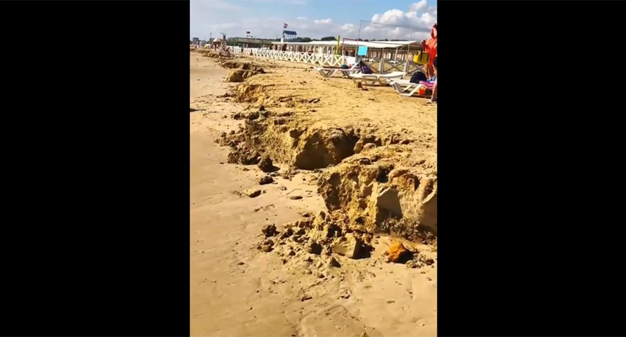 Пляж в Анапе после шторма. Кадр из видео https://krd.gorod.space/plyazhi-anapy-prevratilis-v-glinyanye-obryvy/