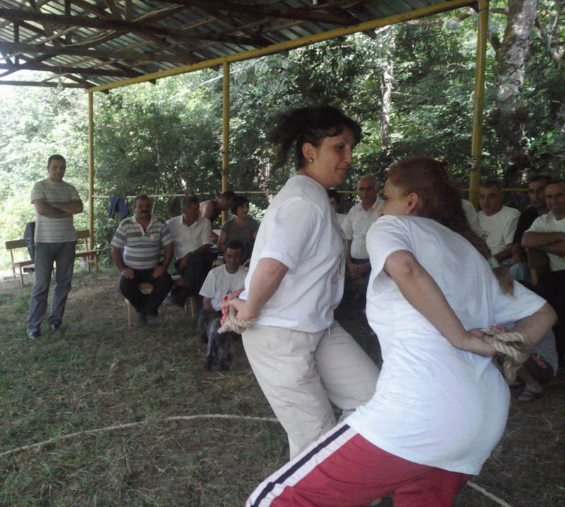 Традиционная армянская игра "Аклора крив" ("Петушинный бой"). undefined