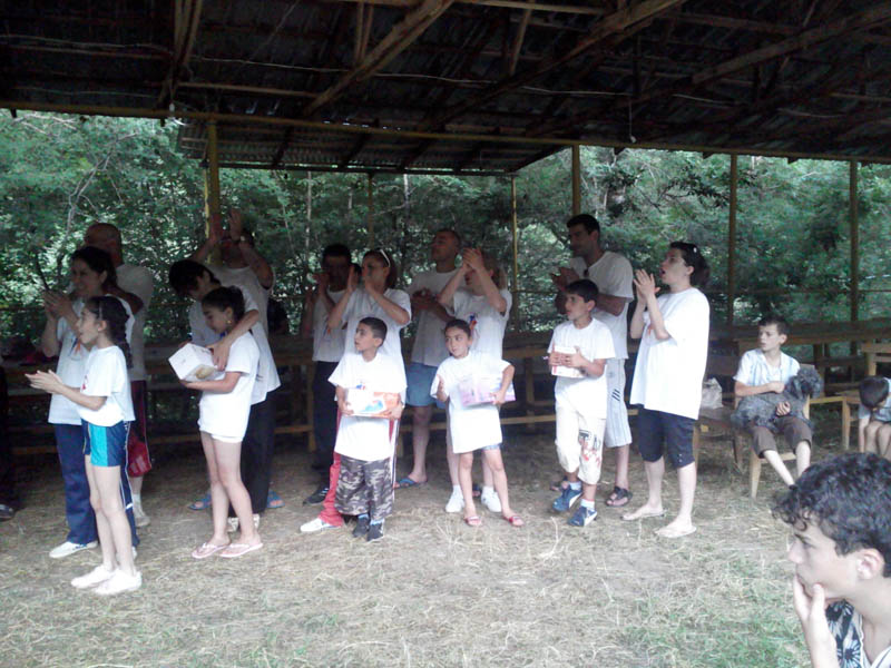 Семьи получают призы. undefined