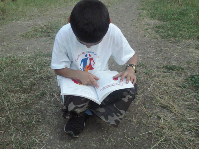 Малыш получил в подарок книгу и начал изучать её не "отходя от кассы".:)) undefined