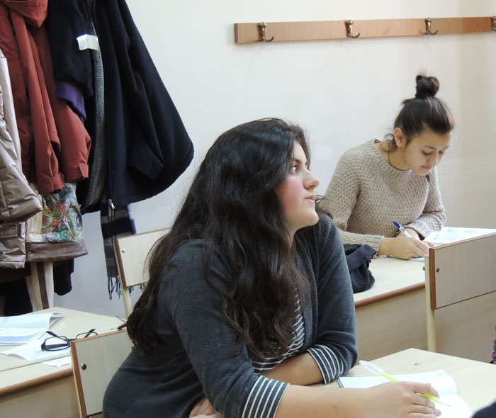 Ани (на переднем плане). Ани (на переднем плане).