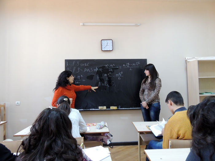 Анаит Товмасян и Карина у доски. Анаит Товмасян и Карина у доски.