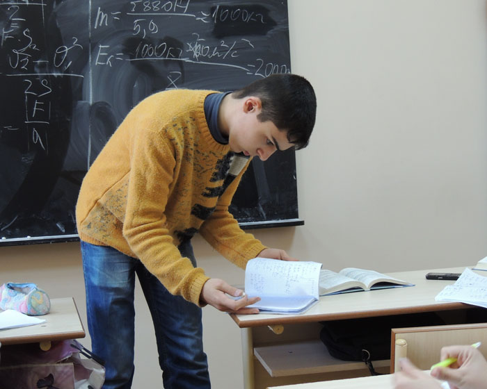 Саша сверяет свои записи... Саша сверяет свои записи...