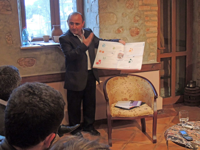 Татул Акопян - журналист, политический аналитик, независимый эксперт фонда "Сивилитас".
 