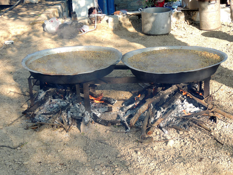 В этих тазах варятся плоды туты, чтобы потом превратиться в бекмез/дошаб. В этих тазах варятся плоды туты, чтобы потом превратиться в бекмез/дошаб.
