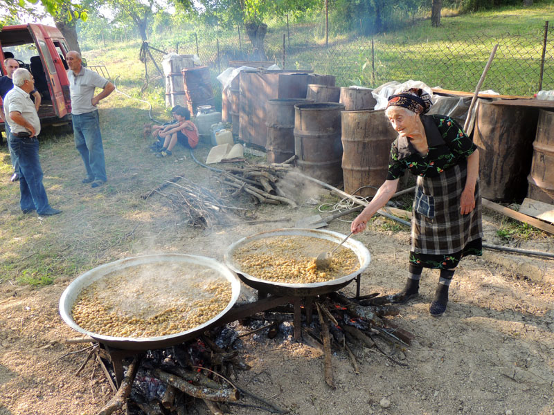 Бабшка Мария размешивает массу... Бабшка Мария размешивает массу...