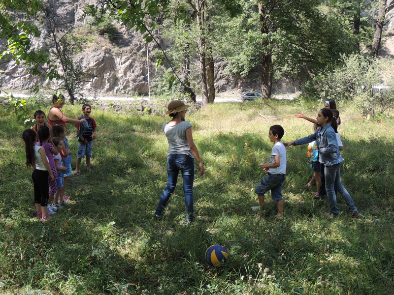 Дети занимаются своими играми. Дети занимаются своими играми.