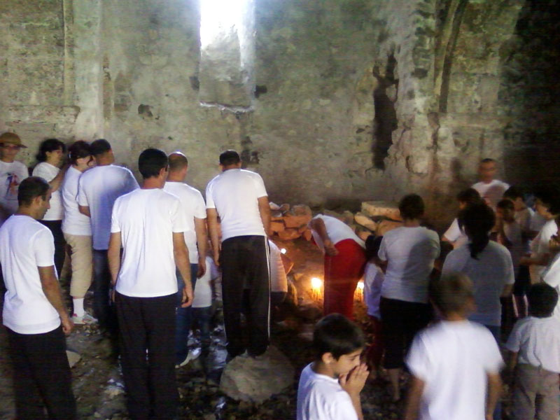 Молятся и зажигают свечи в монастыре Пресвятой Богородицы. Молятся и зажигают свечи в монастыре Пресвятой Богородицы.