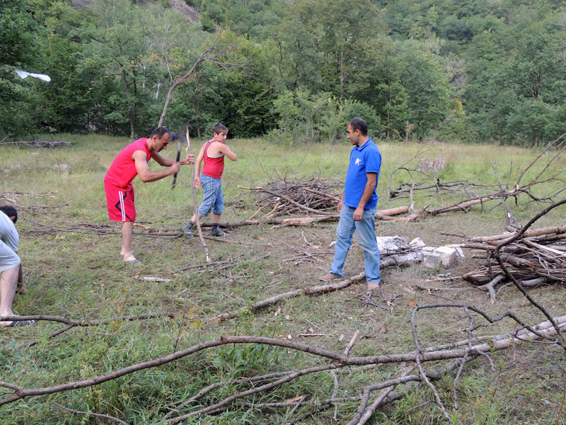 Тем временем, мужчины заготавливают дрова для ночного костра. Тем временем, мужчины заготавливают дрова для ночного костра.