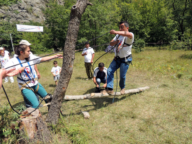 Семья Сарьян из Шуши. Препятствие Проход по бревну. Семья Сарьян из Шуши. Препятствие Проход по бревну.